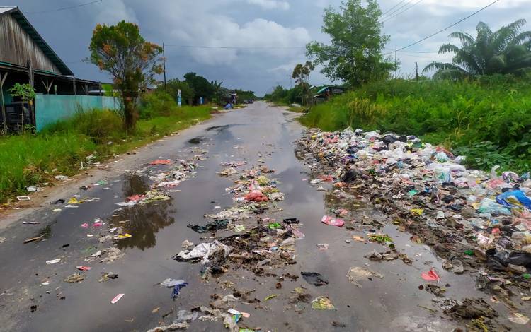 Ya Ampun Jijiknya! Sampah Berhamburan di Jalan Pelita Barat Sampit