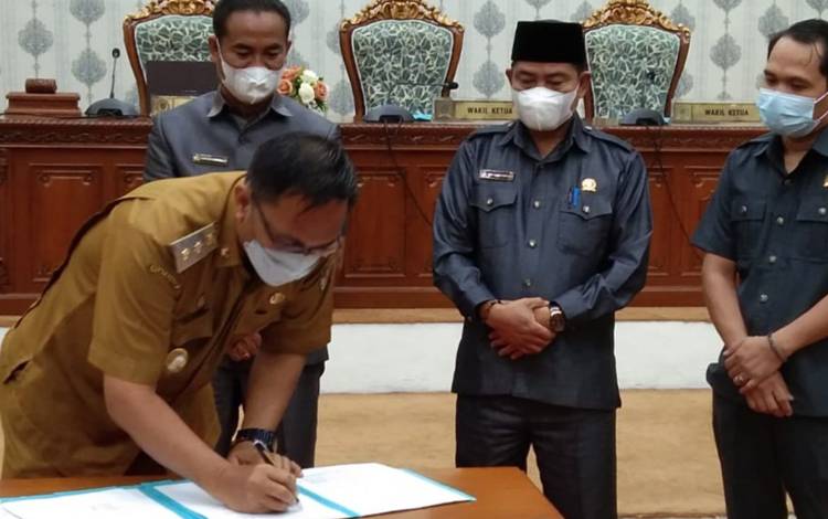 Wakil Bupati Katingan Sunardi Litang menandatangani dokumen rancangan KUA PPAS tahun anggaran 2022