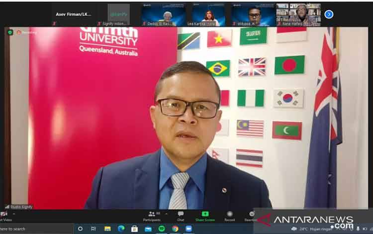 Tangkapan layar Epidemiolog Universitas Griffith Australia Dicky Budiman saat menjadi pembicara dalam diskusi daring yang dipantau dari Jakarta, Kamis (5/8/2021). (ANTARA/Asep Firmansyah)