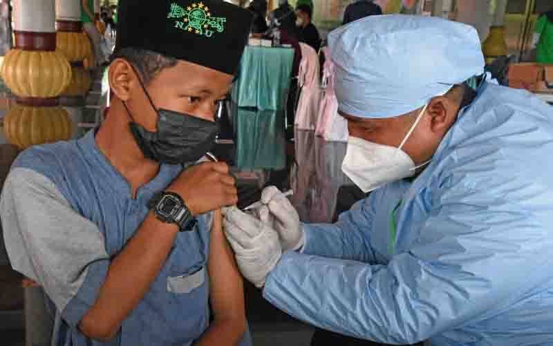 Menteri Agama Pastikan Vaksinasi bagi Jutaan Santri Terus Bergulir