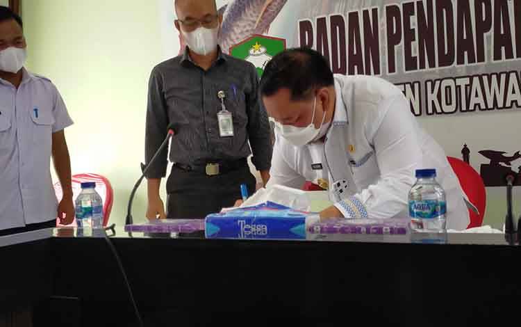 Bappeda Kotim Terima Bantuan Alat Pemantau Transaksi Pajak Daerah dari Perbankan