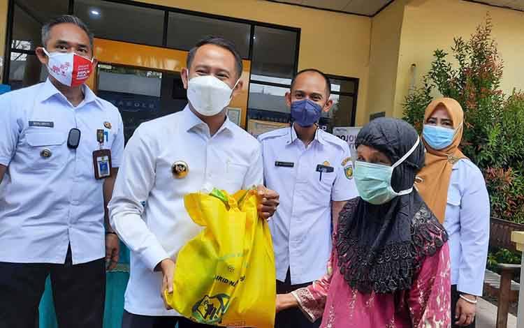 Kota Palangka Raya, Fairid Naparin membagikan bantuan sembako