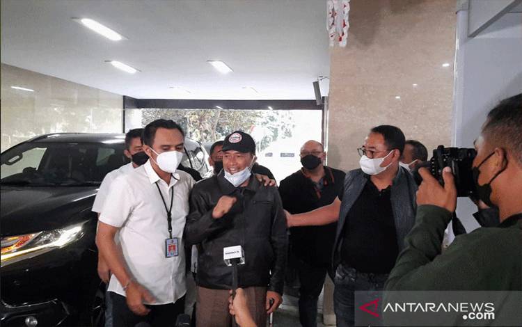 YouTuber Muhammad Kosman alias Muhammad Kece alias M Kece tiba di Bareskrim Polri untuk menjalani pemeriksaan atas perkara dugaan penistaan agama, Rabu (25/8/2021). ANTARA/Laily Rahmawaty