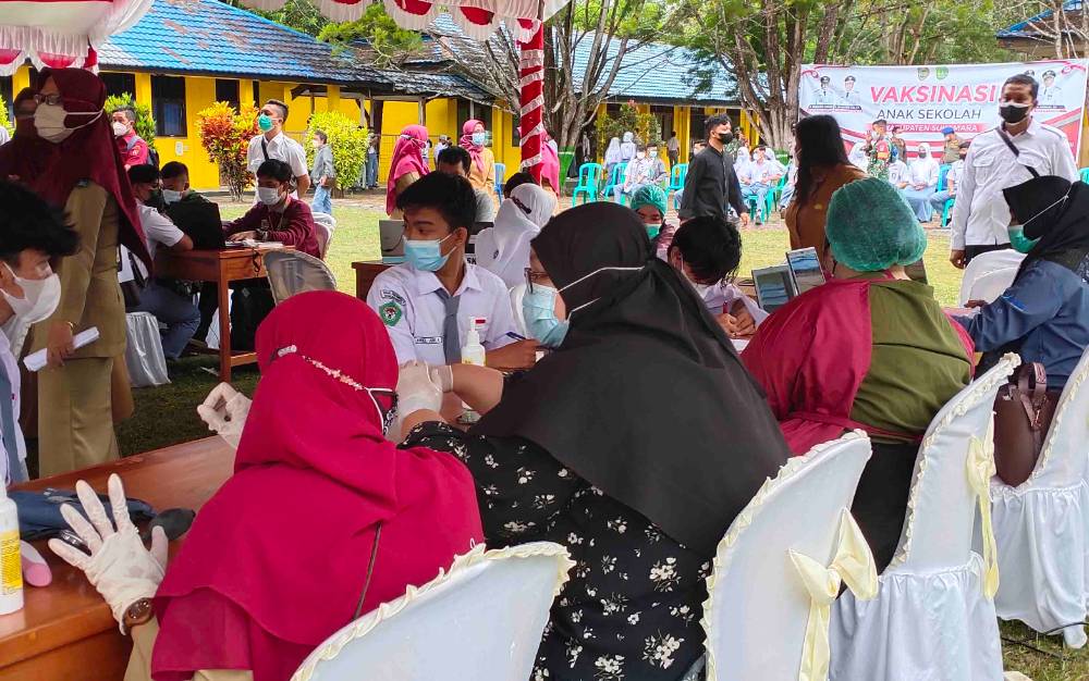 Foto : Pelaksanaan vaksinasi bagi pelajar di SMAN 1 Sukamara.