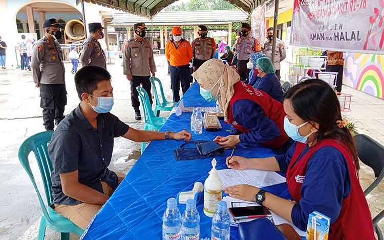 Polres Barito Timur Laksanakan Vaksinasi Gerai Presisi di Masjid Agung Ar-Rahman