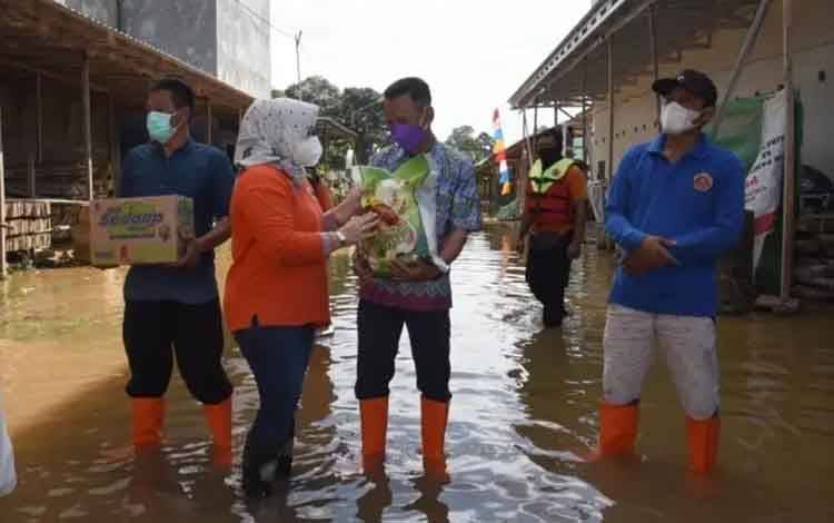 Bupati Kobar, Nurhidayah menyalurkan bantuan kepada masyarakat terdampak banjir. (poto: istimewa)