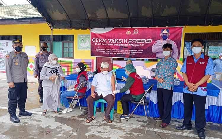 Camat Dusun Timur Dampingi Kegiatan Vaksinasi Covid-19 di Masjid Agung Ar-Rahman