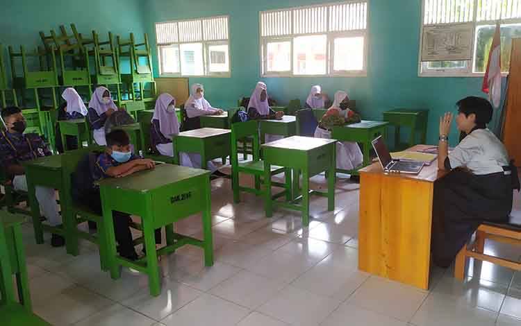 Suasana pembelajaran tatap muka terbatas di SMPN 2 Sampit