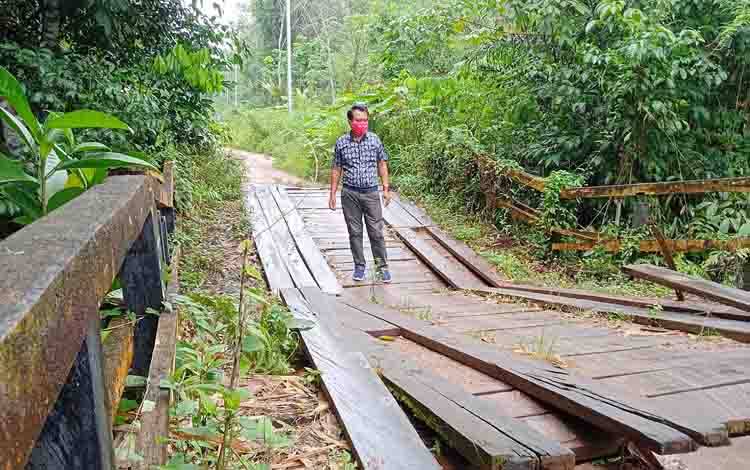 Jembatan Sirau di Desa Haringen Amblas dan Bahayakan Warga yang Melintas