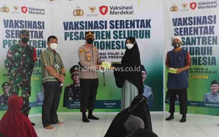 Kapolres Seruyan Tinjau Vaksinasi Serentak di Pasantren