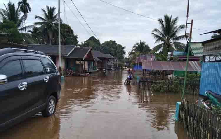 Banjir Mulai Genangi Rumah Warga Kecamatan Kotawaringin Lama