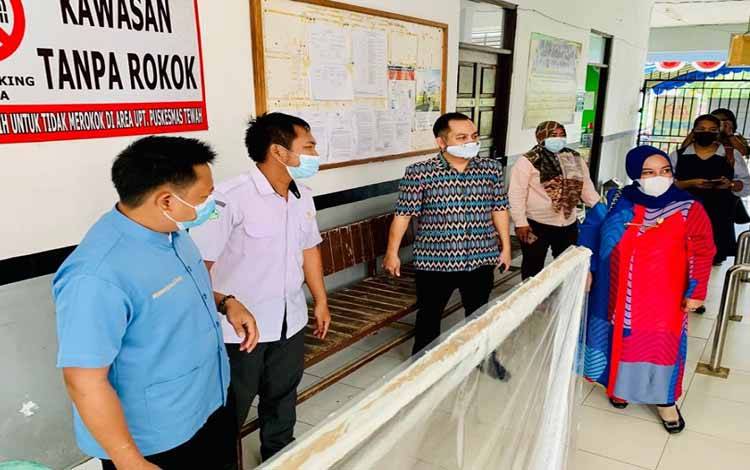 Nakes di Puskesmas Tewah dapat Bingkisan dari Wakil Ketua III DPRD Kalteng