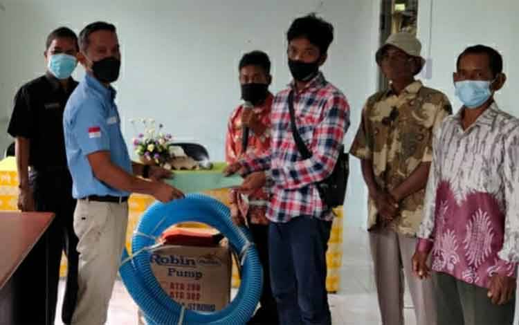 Rukun Kematian di Kecamatan Bataguh Ini Terima Bantuan Sejumlah Peralatan