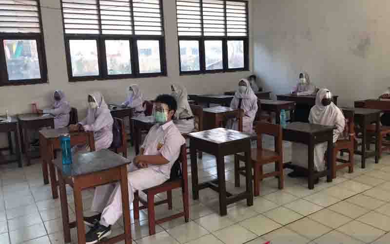 Siswa SMP Yamas, Jakarta Timur tengah mengikuti pembelajaran tatap muka pada hari pertama, Senin (30/8/2021). (foto : ANTARA/Anisyah Rahmawati)