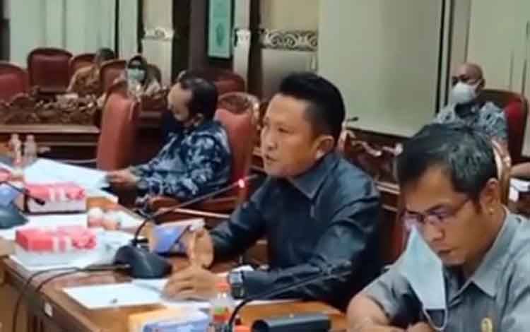 Anggota Komisi III DPRD Kotawaringin Timur, Dadang H Syamsu (tengah)