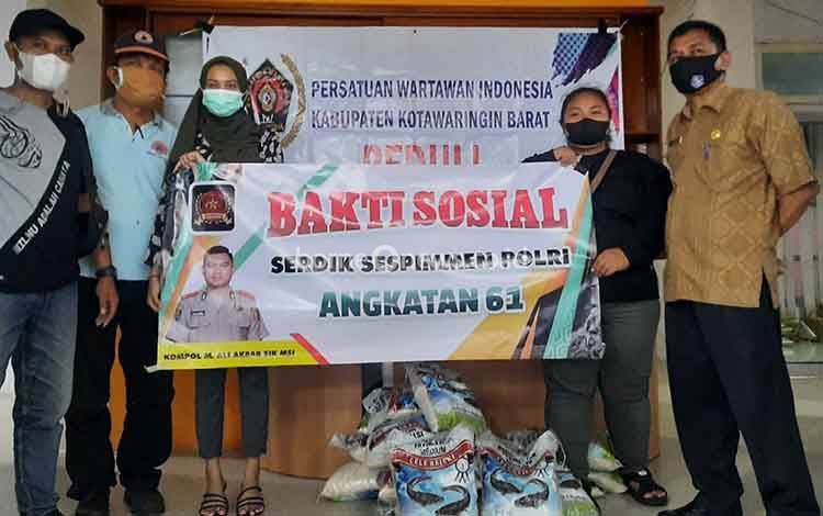 Serdik Sespimen Polri Angkatan 61 Beri Bantuan Sembako kepada Korban Banjir di Kobar
