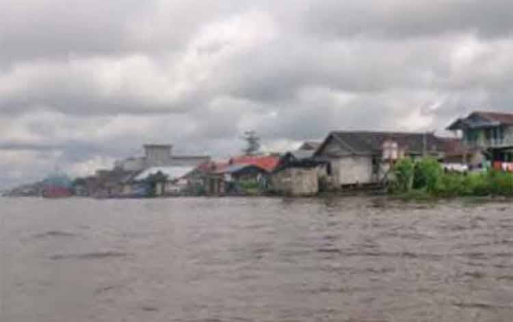 Ketinggian Air Sungai Arut Meningkat,  Ular Ada yang Masuk Rumah Warga