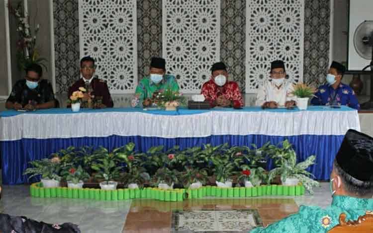 Kepala Kemenag Kapuas, Hamidhan saat memimpin rapat koordinasi terkait pelaksanaan PTMT.