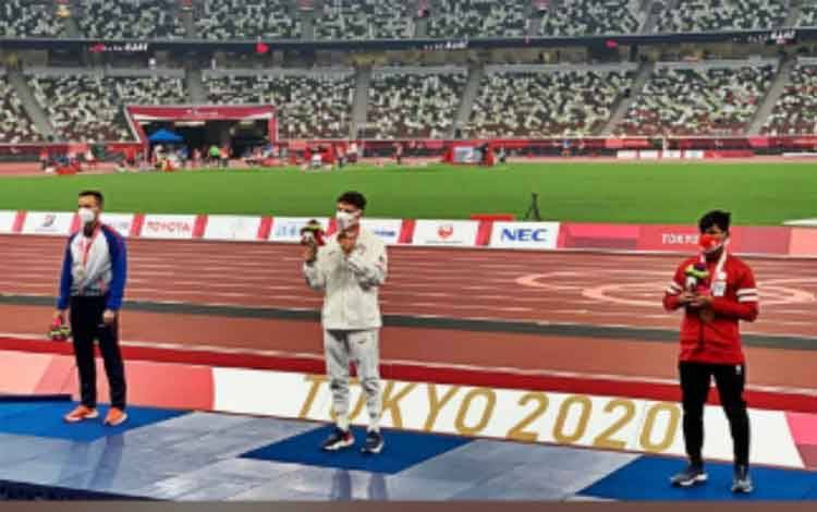Saptoyogo Purnomo (merah) seusai menerima medali perunggu dari atletik nomor 100 meter putra T37. ANTARA/HO-KBRI Tokyo (.)