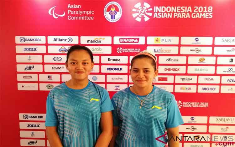 Arsip foto - Pasangan bulu tangkis ganda putri SL3-SU5 Indonesia, Khalimatus Sadiyah Sukohandoko (kiri) dan Leani Ratri Oktila, saat melayani wawancara media selepas pertandingan semi final Asian Para Games 2018 di Istora Gelora Bung Karno, Senayan, Jakarta, Kamis (11/10/2018). (ANTARA/Gilang Galiartha)