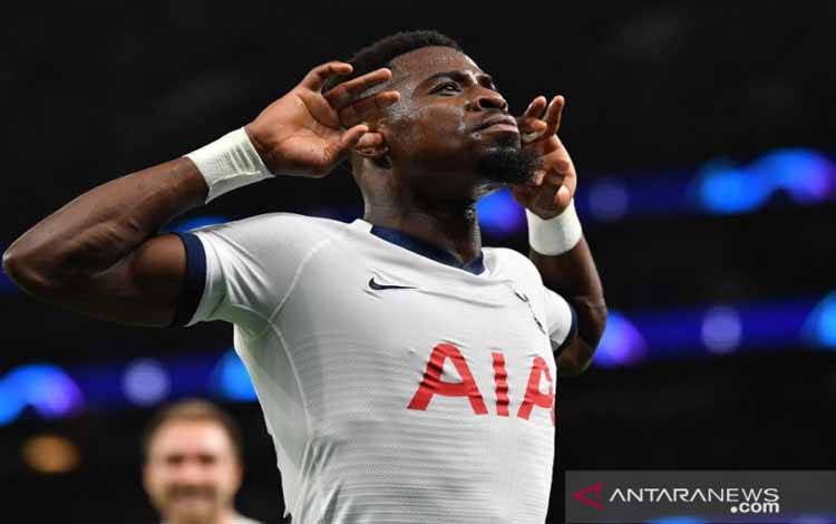Bek sayap Serge Aurier melakukan selebrasi usai mencetak gol dalam pertandingan Liga Champions antara Tottenham Hotspur vs Olympiakos di Stadion Tottenham Hotspur, London, pada 26 November 2019