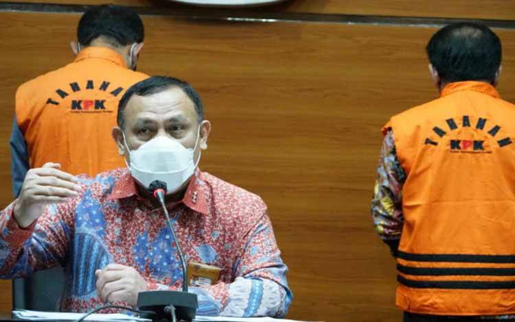 Ketua KPK Firli Bahuri saat jumpa pers di Gedung KPK, Jakarta, Jumat (3/9) terkait penepatan dan penahanan dua tersangka kasus dugaan korupsi terkait pengadaan barang dan jasa di Pemkab Banjarnegara Tahun 2017-2018