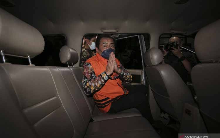 Bupati Banjarnegara Budhi Sarwono mengenakan rompi tahanan usai menjalani pemeriksaan di gedung KPK, Jakarta, Jumat (3/9/2021). KPK menetapkan Bupati Banjarnegara Budhi Sarwono dan pihak swasta Kedy Afandi sebagai tersangka dalam kasus dugaan korupsi terkait pengadaan barang dan jasa di Pemerintah Kabupaten Banjarnegara 2017-2018