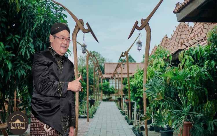 Mantan Rektor Ini Dirikan Rumah Makan Edukatif