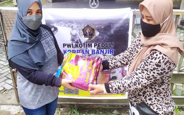 Peduli Korban Banjir, KPU Sumbang Sembako Lewat PWI Kotim Peduli