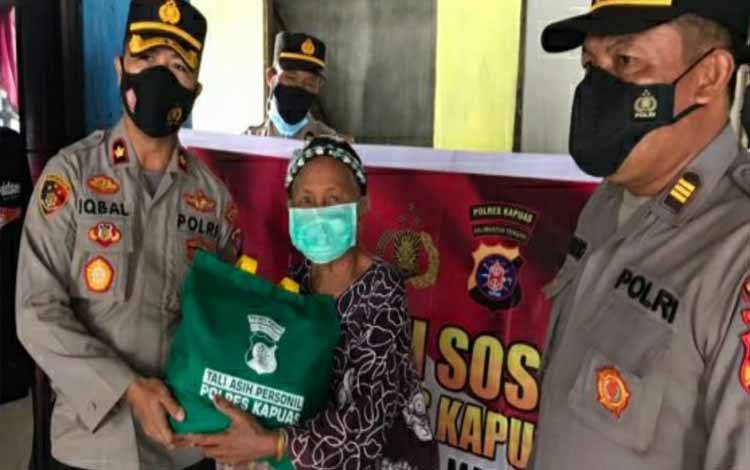 Sambangi Rumah Warga, Wakapolres Kapuas Salurkan Bantuan Sembako
