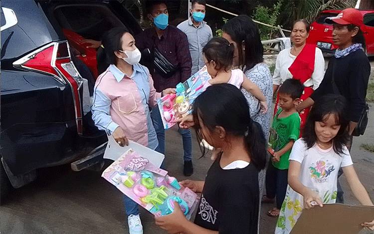 Reses ke Pelosok, Maryani Sabran Beri Hadiah untuk Anak-anak