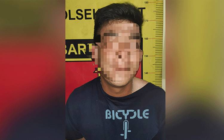 Terduga pelaku kasus pencurian saat diamankan Polsek Selat.