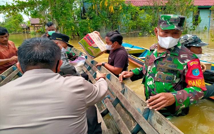 TNI dan Pemda Saling Bersinergi Salurkan Bantuan Bagi Warga Terdampak Banjir