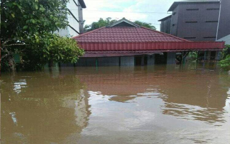 Sebuah rumah di Tumbang Samba Kecamatan Katingan Tengah terendam banjir hingga lebih dua meter, Sabtu, 4 September 2021.