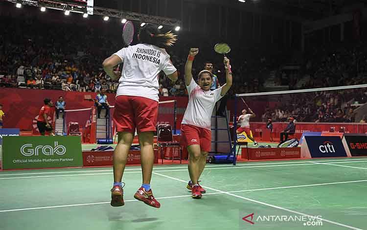 Pebulu tangkis putri Indonesia Leani Ratri Oktila (kanan) dan Khalimatus Sadiyah Sukohandoko (kiri) meluapkan kegembiraan usai mengalahkan pasangan Cina Hefang Cheng dan Hunhui Ma pada final ganda putri klasifikasi SL3-SU5 Asian Para Games 2018 di Istora Senayan, Jakarta, Jumat (12/10). ANTARA FOTO/Hafidz Mubarak A/foc.