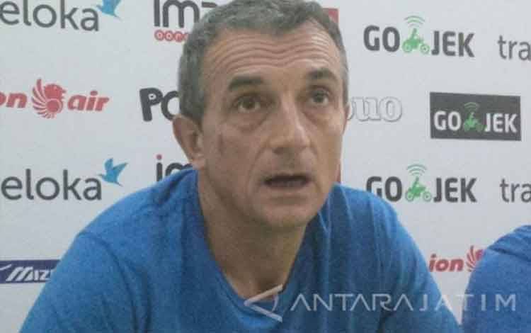 Milomir Seslija Ingatkan Pemain PSM untuk Berlaga dengan Hati