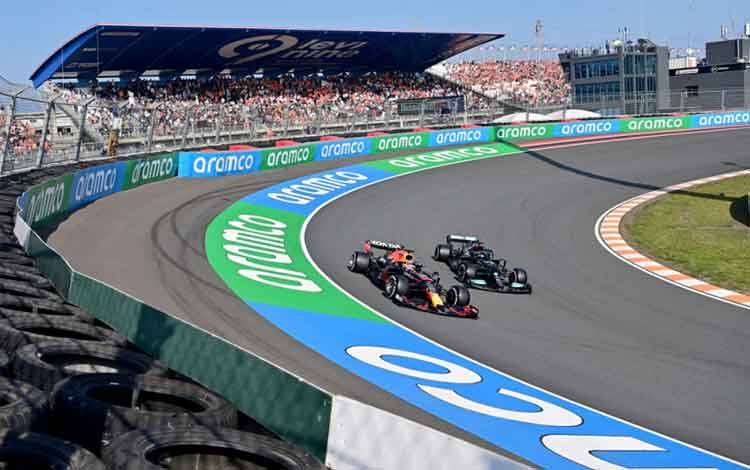 Duel Silverstone Bayangi Pertarungan Verstappen-Hamilton di Zandvoort