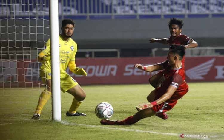 Kiper Arema FC Adilson Maringa (kiri) mencoba menghalau tendangan pesepakbola PSM Makassar Sutanto Tan (kanan) dalam lanjutan laga Liga 1 di Stadion Pakansari, Kabupaten Bogor, Jawa Barat, Minggu (5/9/2021). ANTARA FOTO/Yulius Satria Wijaya/rwa.