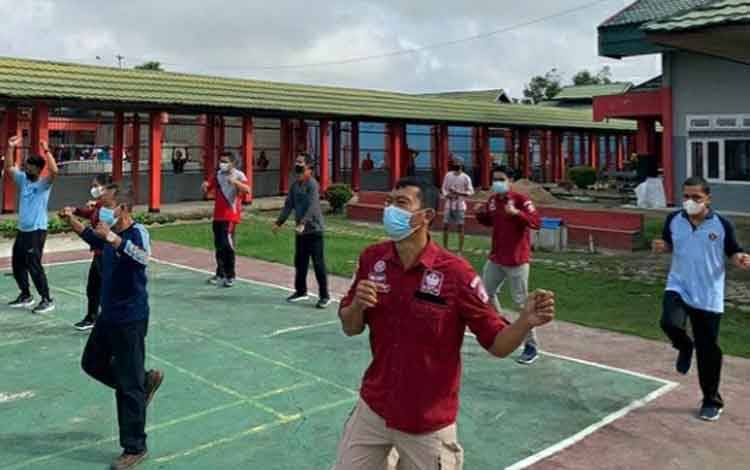 Tingkatkan Imunitas Tubuh, Pegawai dan WBP Rutan Kuala Kapuas Senam Bersama
