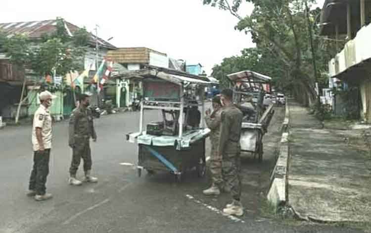 Satpol PP dan Damkar Kapuas Tertibkan Gerobak Pedagang Parkir Tidak Sesuai Tempat