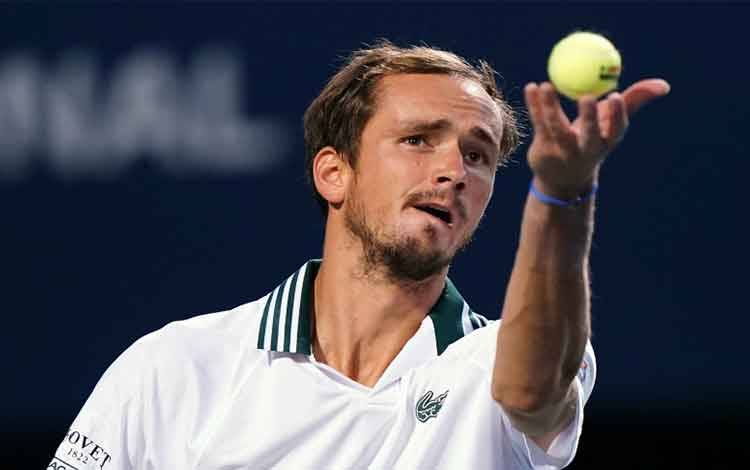 Petenis Rusia Daniil Medvedev saat melawan John Isner dari AS pada turnamen di Toronto, Kanada, 14 Agustus 2021. (USA TODAY Sports/John E. Sokolowski)