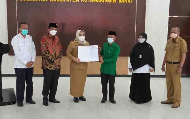 Pemkab Kobar Serahkan Dana Bantuan Keuangan untuk Partai Politik