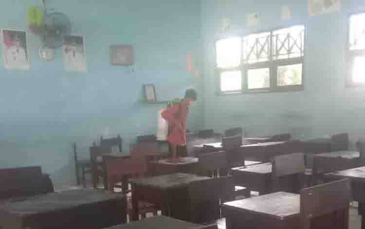 Sterilisasi ruangan di SMP Negeri 1 Kuala Pembuang sebelum dimulainya PTM terbatas.