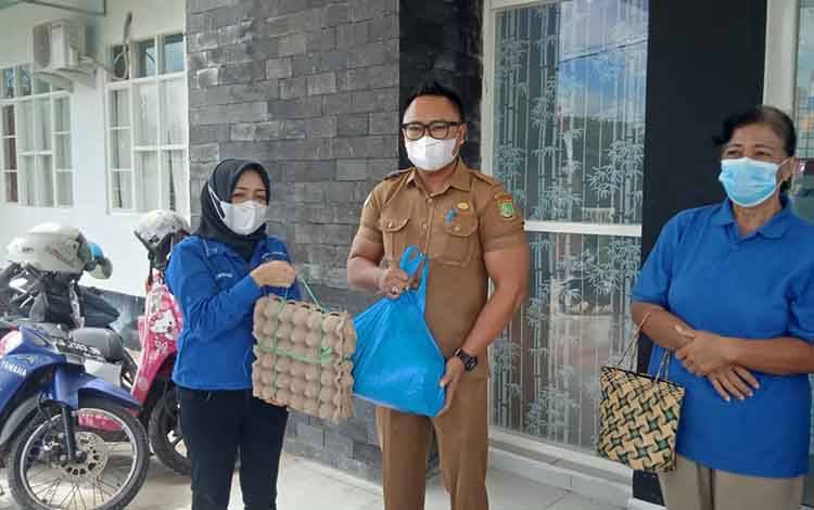 Ketua DPC Partai Demokrat Barsel, Idariani menyerahkan bantuan sembako kepada direktur RSUD Jaraga sasameh Buntok, dr Norman Wahyu secara simbolis