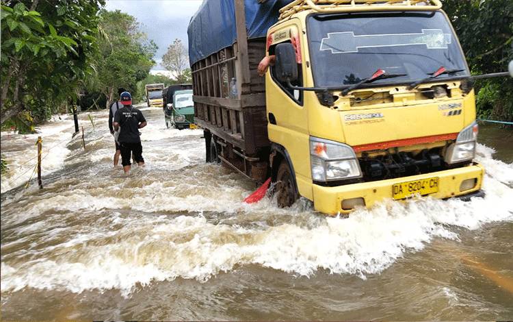 Banjir Tambah Parah, Kapolres Katingan Imbau Pengendara Urungkan Melintas Jalan Trans Kalimantan
