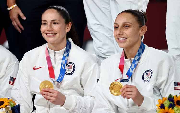 Diana Taurasi dan Sue Bird memarkeman medali emas Olimpiade Tokyo 2020 setelah Amerika Serikat menjuarai bola basket putri Tokyo 2020 di Saitama Super Arena, Saitama, Jepang, 8 Agustus 2021. Kedua pabasket putri AS ini masuk 25 pemain terhebat WNBA sepanjang masa. (REUTERS/SERGIO PEREZ)