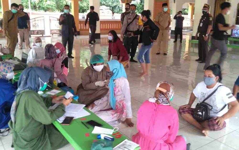 Bupati Sukamara Pantau Vaksinasi untuk Petugas Rumah Ibadah