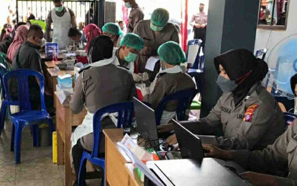 Masyarakat Antusias Ikuti Vaksinasi Covid-19 yang Difasilitasi Polres Kapuas