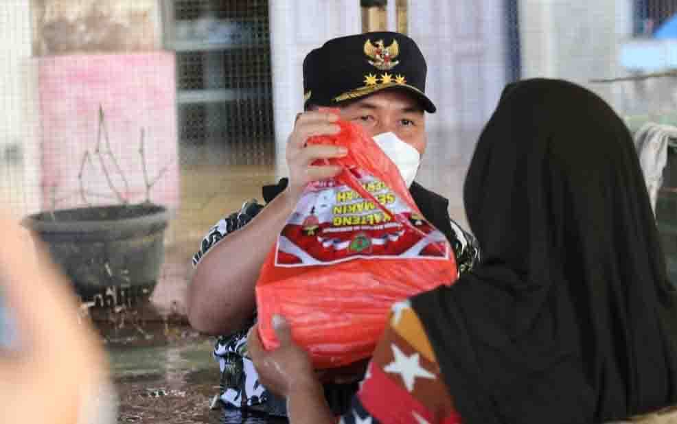 Gubernur Kalteng Salurkan 3.000 Paket Sembako untuk Masyarakat Terdampak Banjir di Kecamatan Menyata Hulu