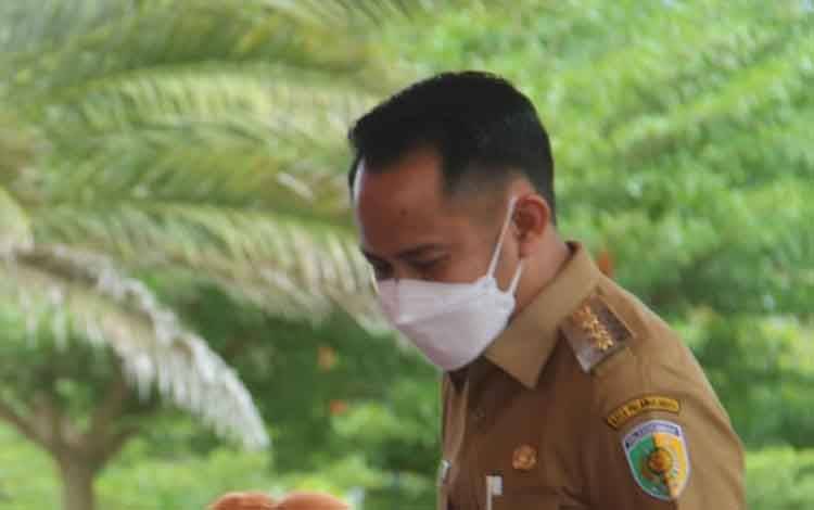 Wali Kota Palangka Raya, Fairid Naparin meninjau vaksinasi merdeka serentak